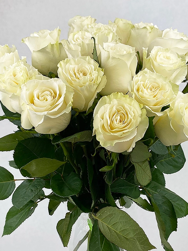 Монобукет из белых роз «Гармония» от интернет-магазина цветов в 