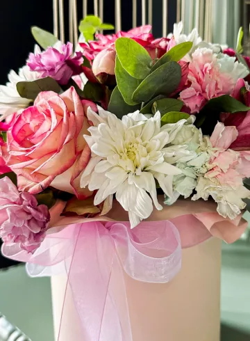 Цветы в шляпной коробки «Царство» от интернет-магазина цветов в 