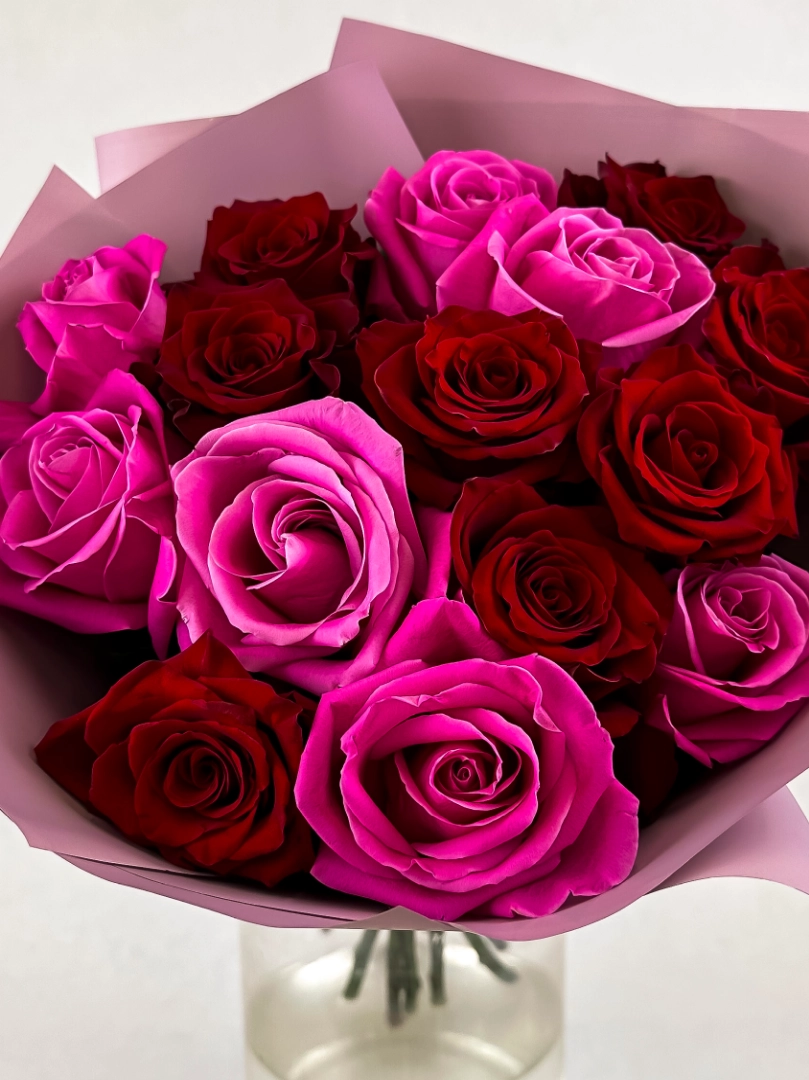 Монобукет из красных роз «Влюбленность» от интернет-магазина цветов в 